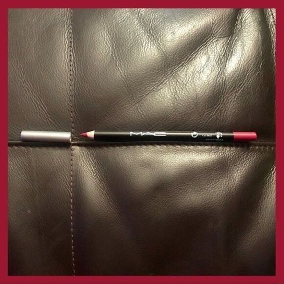 M.A.C. Eye/Lipliner Aloe Vera & Vitamin E - Picture 1 of 4
